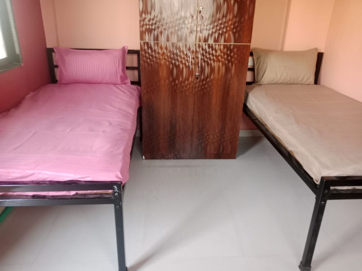 Well-furnished double sharing bedroom at Best PG in Dighi